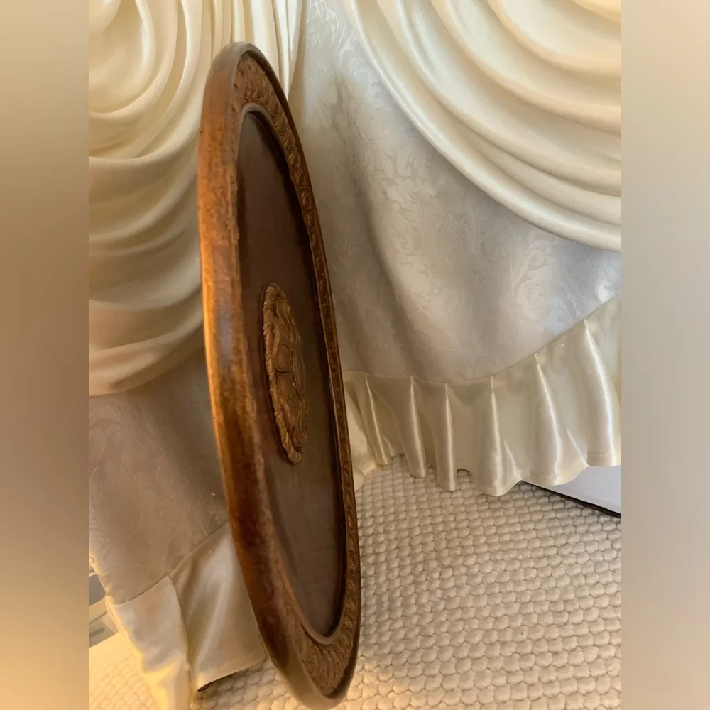 ROUND TABLE TOP DISPLAY DECOR